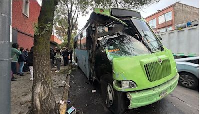 Camión de transporte público choca contra árbol en Álvaro Obregón