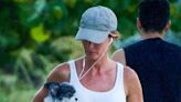 Após Costa Rica com o namorado, Gisele Bündchen retoma caminhada rotineira com seus dois cachorros