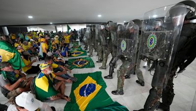 La Policía de Brasil sospecha que 60 bolsonaristas condenados y acusados de golpismo huyeron a Argentina