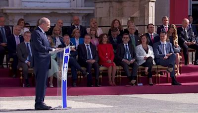 Pedro Sánchez y Alberto Núñez Feijóo ni se miran en el Palacio Real en el bicentenario de la Policía Nacional