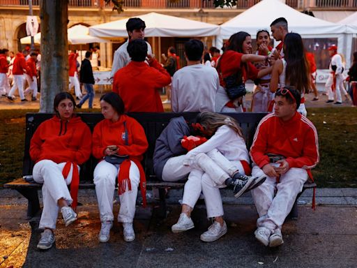 Primer encierro de San Fermín 2024, en directo | Los toros de La Palmosilla completan un primer encierro con un complicado final en cuatro minutos y siete segundos