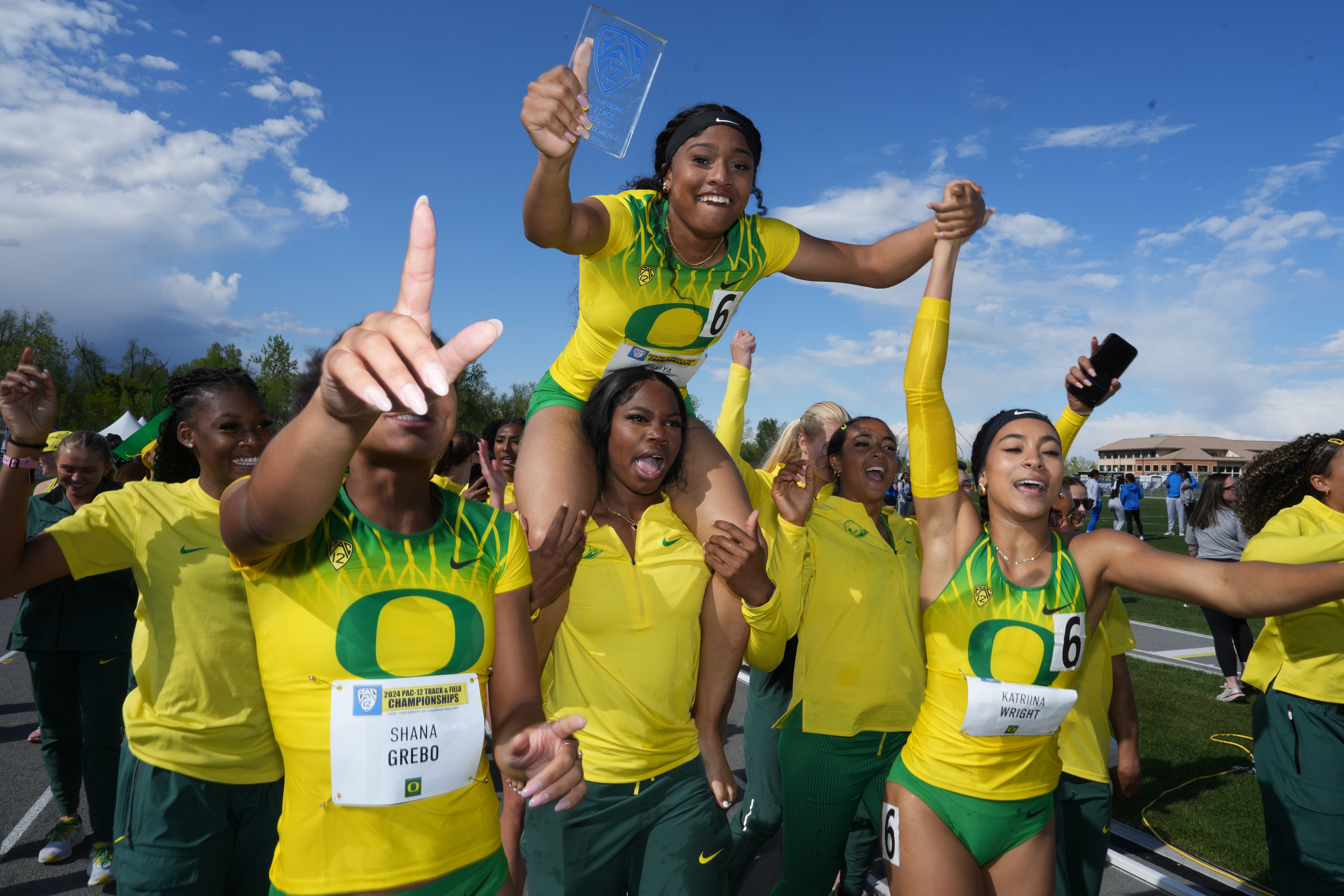 Jadyn Mays, Jaida Ross and the Oregon women’s track and field team win Pac-12 titles