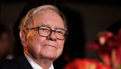 Warren Buffett's selling stocks like Apple as he sees trouble ahead — but he'll spend if markets crash: elite strategist