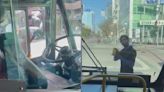 Conductora de Metro aterrorizada: golpes, daños al autobús y señales obscenas