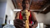 El arte de esculpir demonios pervive en Brasil