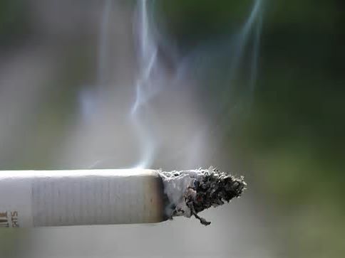 Reino Unido en camino a prohibir comprar tabaco a nacidos a partir de 2009