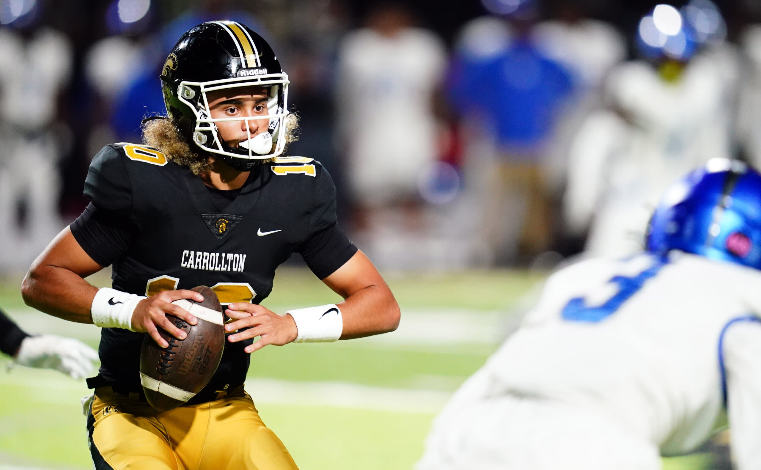 5-star QB Julian Lewis gets a burger named after him at Boulder, Colorado spot