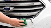 Sin productos químicos: el truco casero para quitar los mosquitos del coche y del casco