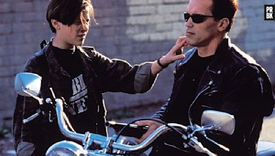 Terminator 2 : j'ai retrouvé le petit garçon qui jouait dans le film avec Arnold Schwarzenegger et il a sacrément changé !