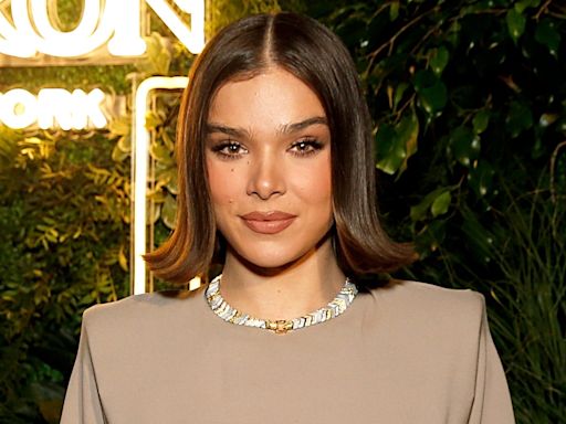 Hailee Steinfeld Makes Huge Bills Announcement Before Dolphins Game