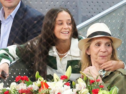 Victoria Federica, de lo más cariñosa con la infanta Elena: el cómplice abrazo de la influencer a su madre en público