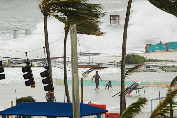 Live from Fort Myers Beach: Officials say surge from Hurricane Helene causing concern