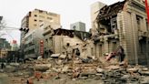 銀行員們的1月17日：被譽為「現代建築傑作」的舊第一勸銀神戶分行已成廢墟，最具代表性的巨柱全然崩塌