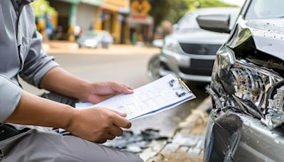 Fue con su hermano para rendir juntos el examen de manejo, el joven chocó el auto y terminaron los dos sin el carnet