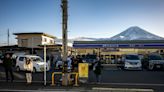 Zu viele Touristen: Aussichtspunkt zum Berg Fuji wird mit schwarzer Wand abgeschirmt