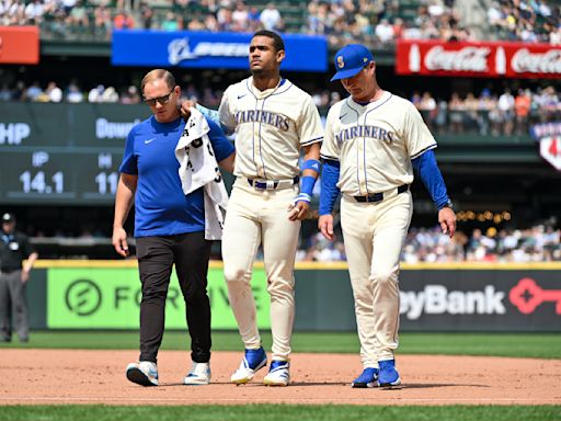 Mariners star Julio Rodríguez leaves win over Astros due to ankle injury after crashing into outfield wall