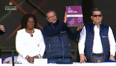 La reforma pensional se firmó en la plaza de Bolívar, en Bogotá: Gustavo Petro sancionó la ley