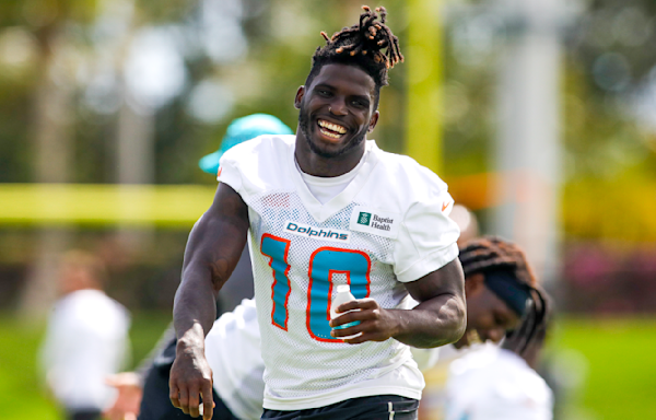 Coach Teddy Bridgewater brings Tyreek Hill to Miami Northwestern HS practice