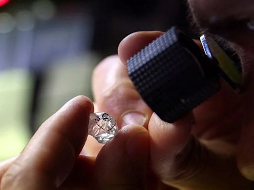 ¿Los diamantes ya no valen?: la empresa más grande del mundo está en crisis y nadie parece querer salvarla