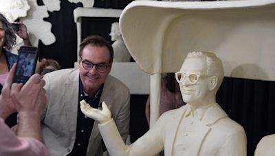 'Tonight Show' announcer, Des Moines native Steve Higgins visits his butter sculpture