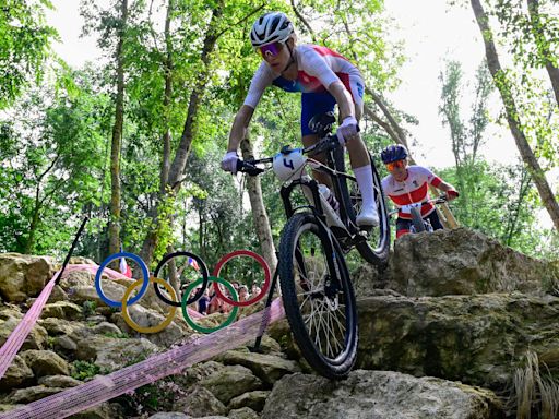 Pauline Ferrand-Prévot championne olympique du VTT cross-country aux JO de Paris, 5e médaille française