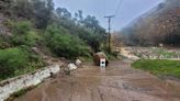 Casi toda la población de California permanece bajo avisos de inundaciones; se insta a la gente a no hacer viajes por carretera