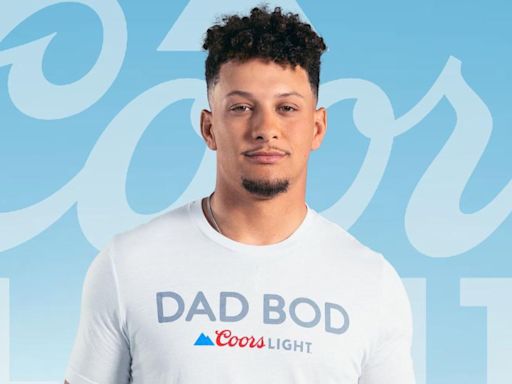 Chiefs' Mahomes Shows Off 'Dad Bod' For Charity