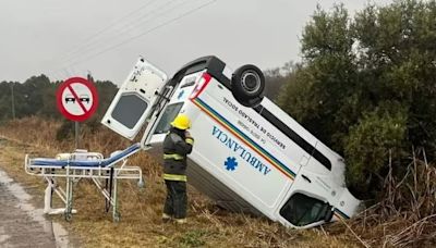 Impactante accidente: una ambulancia volcó en el medio de la ruta mientras trasladaba de urgencia a un nene