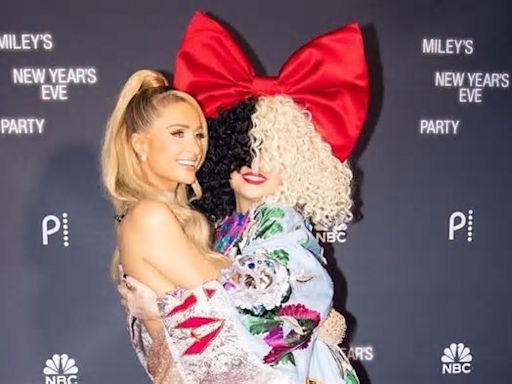 Sia y Paris Hilton unen fuerzas y se enfrentan a las dificultades de la fama en 'Fame Won't Love You'