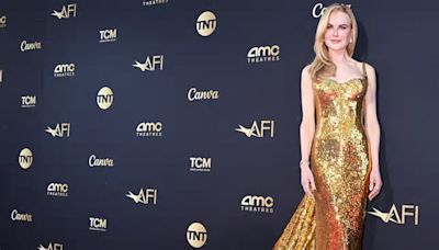 Come una stella. Nicole Kidman riceve il premio alla carriera in un abito di paillettes dorate di Balenciaga