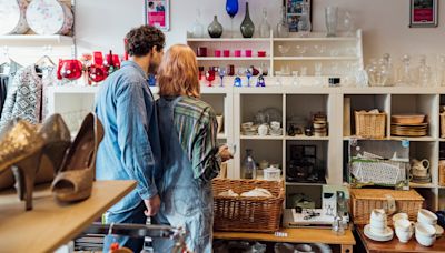 „Dachte, es sei eine Touristennachbildung“ - Frau kauft für ein paar Dollar Vase in Secondhand-Laden und erlebt Überraschung