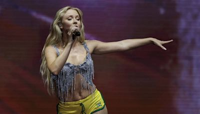 Zara Larsson, no Rock in Rio, dança funk com short do Brasil e ao lado de DJ Dennis