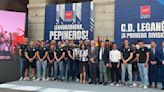 Ayuso recibe en la Puerta del Sol al CD Leganés tras su ascenso a Primera