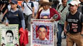 Padres de los 43 normalistas de Ayotzinapa reclaman falta de transparencia al Gobierno de México