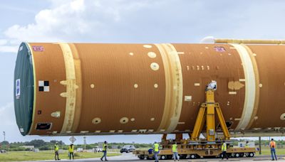 El cohete de la misión lunar Artemis II ya está en un hangar del centro Kennedy