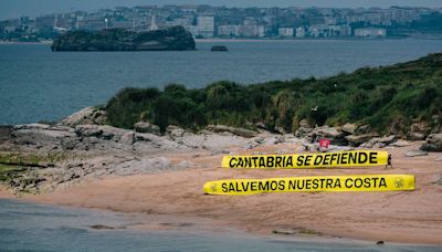 Cantabristas despliega una pancarta gigante en la isla de Santa Marina contra "la masificación turística"