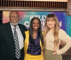 TODAY AT 10: The Kelly Clarkson Show surprises metro Atlanta music teacher on Channel 2