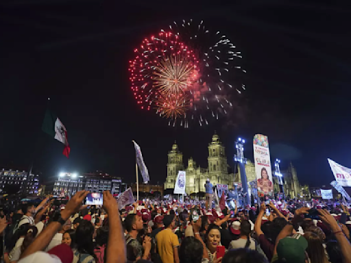 López Obrador celebra la victoria electoral de Sheinbaum, una mujer "honesta"