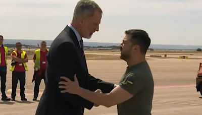 Zelenski ya se encuentra en España: Felipe VI recibe al presidente de Ucrania en el aeropuerto de Barajas