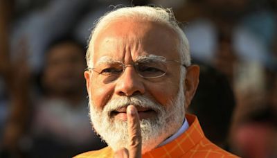 El primer ministro Modi vota en las elecciones indias