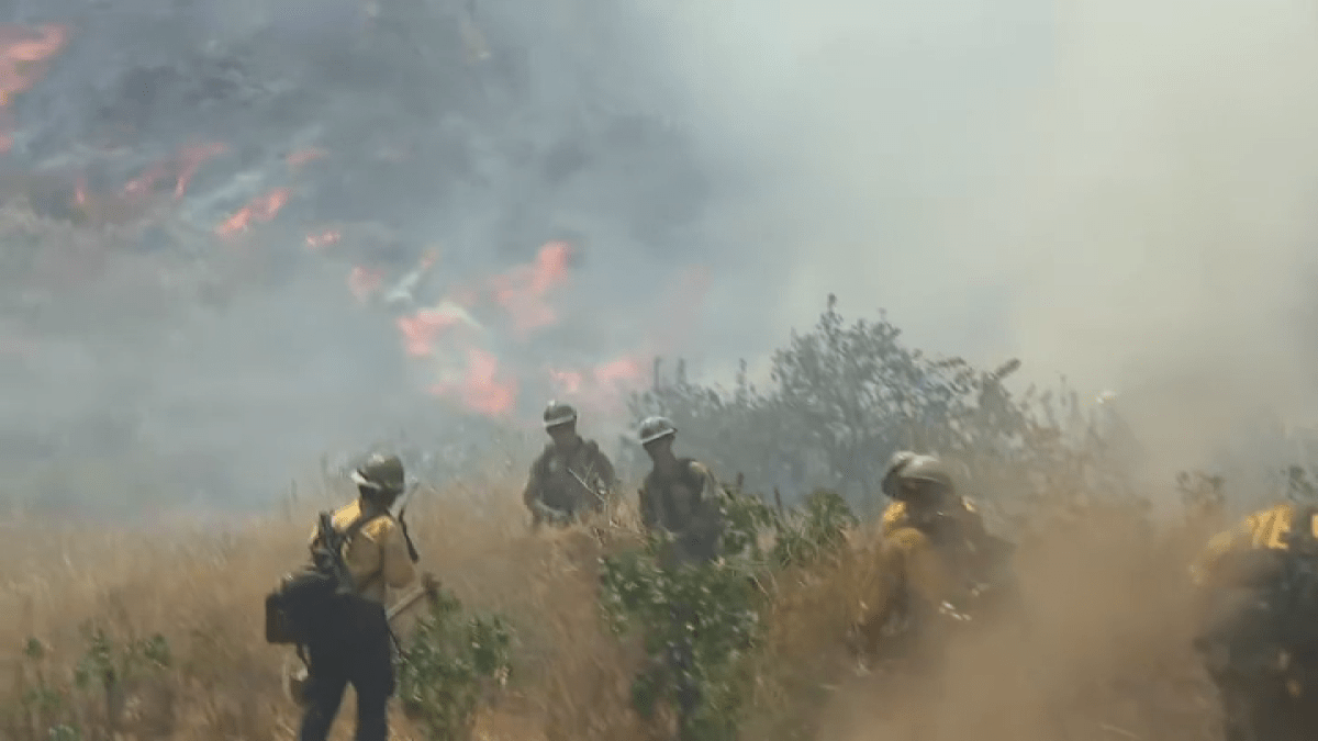 Two brush fires burning in Simi Valley