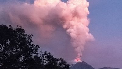 印尼佛羅雷斯島火山一天兩度噴發 900公尺灰雲衝天際