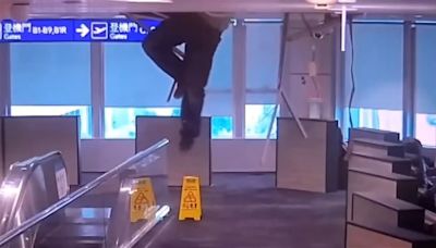 扯！桃機二航廈天花板爆裂 工人「吊半空掙扎」旅客嚇壞...桃機這麼說