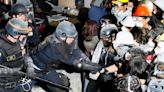 Tensión en UCLA: la policía irrumpe en la protesta propalestina, desmantela el campamento y detiene a manifestantes
