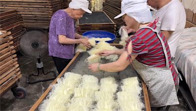 獨！炊粉老鼠屎哪來? 業者採古法製造天然日曬風乾