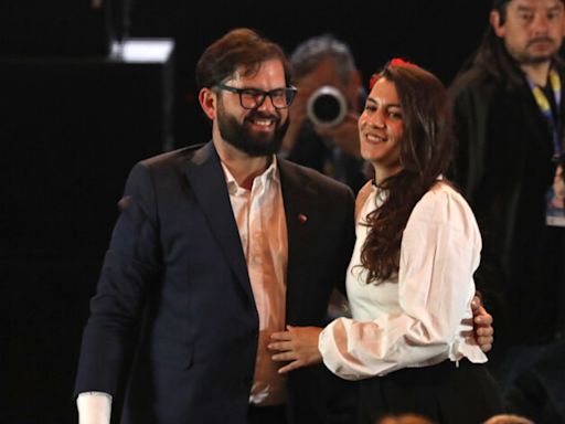 Quién es Paula Carrasco, la nueva pareja del Presidente Gabriel Boric que lo acompañó en el Parque O’Higgins - La Tercera