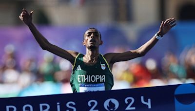 Tola de Etiopía gana el maratón masculino mientras que el keniano Kipchoge abandona la carrera