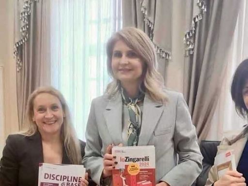 Amb. Marsella dona libri d'italiano a scuola in Montenegro
