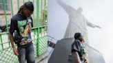 Atacante do Milan visita o Cristo Redentor com camisa de Ronaldinho Gaúcho