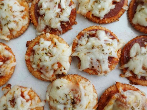 These 4-Ingredient Pizza Saucers Start With Ritz Crackers